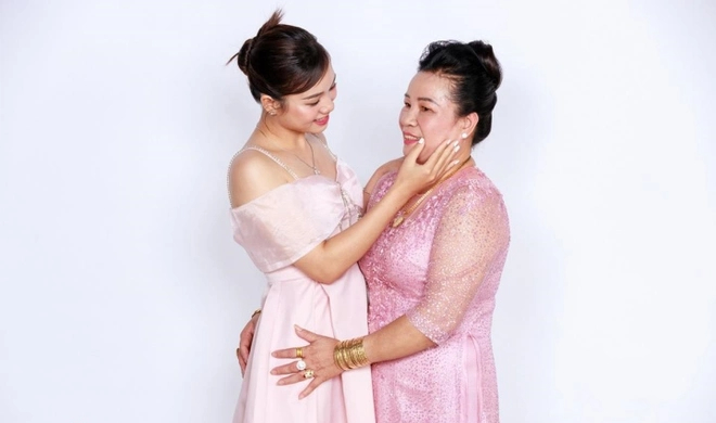 Con dâu tặng nhẫn kim cương cho mẹ chồng trên sóng truyền hình - Ảnh 2.