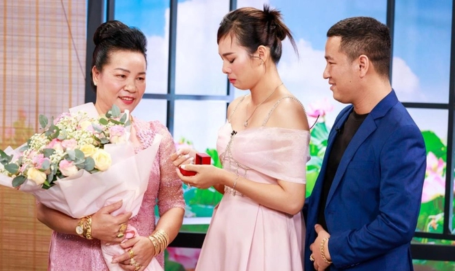 Con dâu tặng nhẫn kim cương cho mẹ chồng trên sóng truyền hình - Ảnh 3.