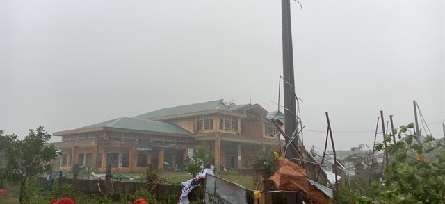 Những hình ảnh đầu tiên về thiệt hại do siêu bão Noru gây ra chiều 27/9 - Ảnh 6.