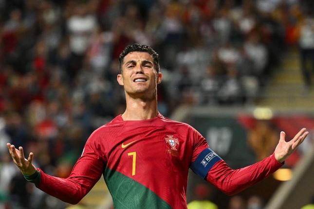 The sad story behind Ronaldo's tearful face - Photo 1.