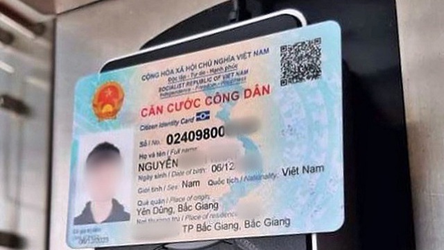 CCCD gắn chip đang trở thành xu hướng phổ biến tại Việt Nam. Với hình ảnh trong bức tranh, bạn sẽ nhận thấy sự tiện dụng và an toàn của loại CCCD này. Với việc tích hợp chip thông minh, CCCD sẽ giúp bạn xác minh danh tính một cách nhanh chóng và uy tín. Đừng bỏ lỡ cơ hội tìm hiểu về CCCD gắn chip ngay hôm nay.