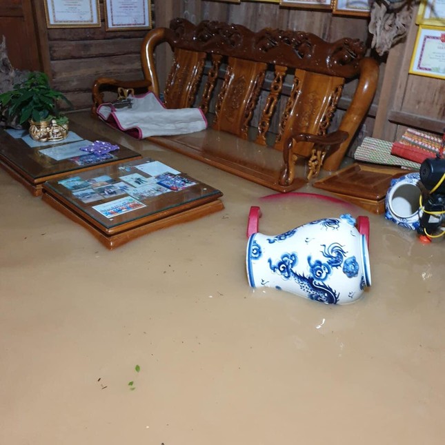 Hình ảnh nhà dân ở vùng núi Quảng Nam bị ngập sâu, đường sá chia cắt sau bão Noru - Ảnh 2.