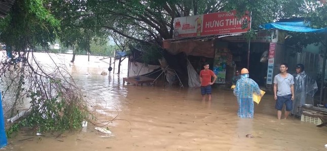 Hình ảnh nhà dân ở vùng núi Quảng Nam bị ngập sâu, đường sá chia cắt sau bão Noru - Ảnh 10.