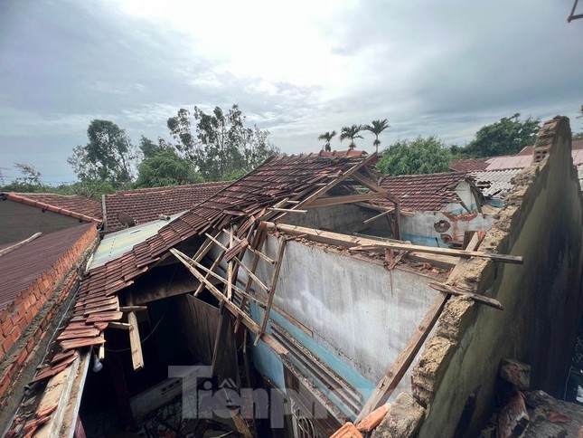 Tường nhà đổ sập xuống chỗ ngủ, đôi vợ chồng thoát chết gang tấc trong đêm bão Noru - Ảnh 2.