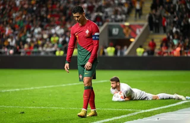 Ronaldo lại ném băng đội trưởng Bồ Đào Nha - Ảnh 7.