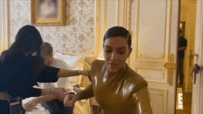 Kim Kardashian phải nhảy lên cầu thang vì bộ đầm bó sát - Ảnh 9.