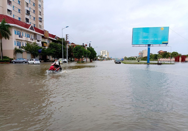 Nghệ An : Nhiều địa phương cho học sinh nghỉ học v&igrave; nước lũ d&acirc;ng cao - Ảnh 13.