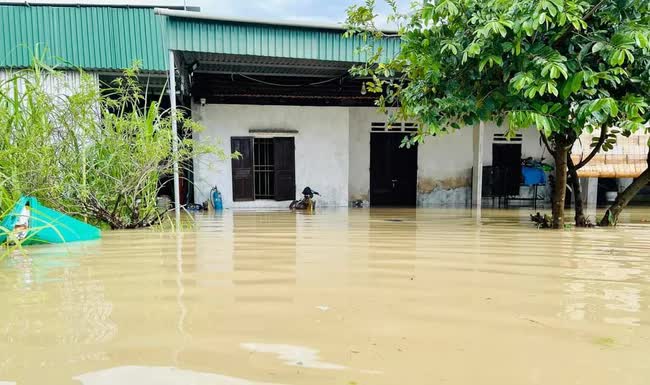 Dọn nhà ngày mưa lũ, người phụ nữ bị điện giật tử vong - Ảnh 1.