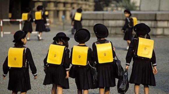 The reason the Japanese often let children walk to school on their own instead of taking them - Photo 3.