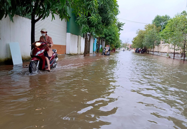 Nghệ An : Nhiều địa phương cho học sinh nghỉ học vì nước lũ dâng cao - Ảnh 12.