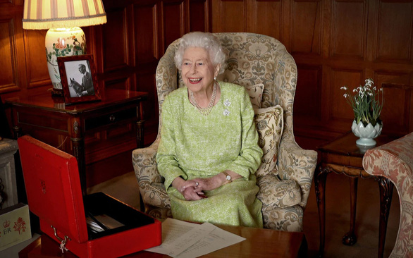 What does Queen Elizabeth II's death certificate reveal?  - Photo 1.