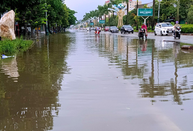 Nghệ An : Nhiều địa phương cho học sinh nghỉ học v&igrave; nước lũ d&acirc;ng cao - Ảnh 11.