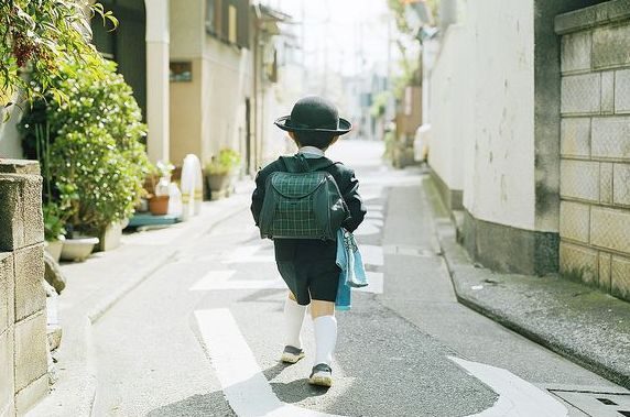 Lý do người Nhật thường để trẻ em tự đi bộ đến trường thay vì đưa đón - Ảnh 1.