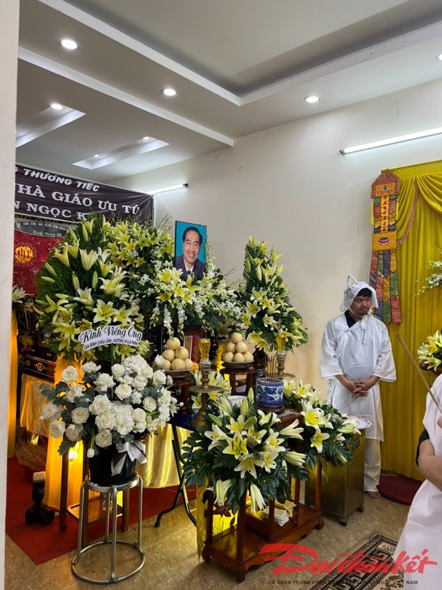 Hình ảnh xúc động lễ tang Nhà giáo Ưu tú Nguyễn Ngọc Ký - Ảnh 2.