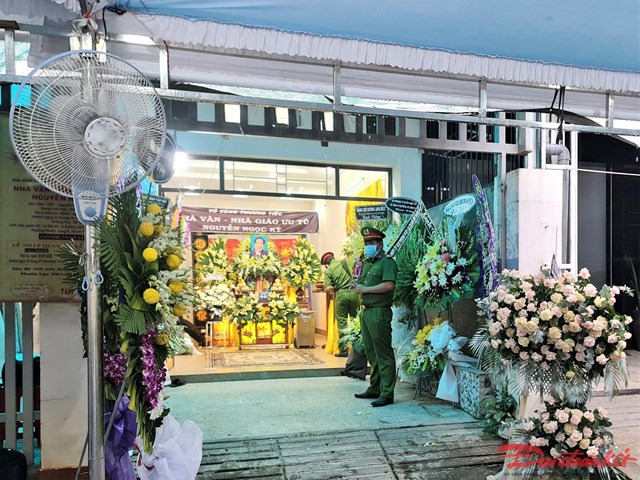 Hình ảnh xúc động lễ tang Nhà giáo Ưu tú Nguyễn Ngọc Ký - Ảnh 1.