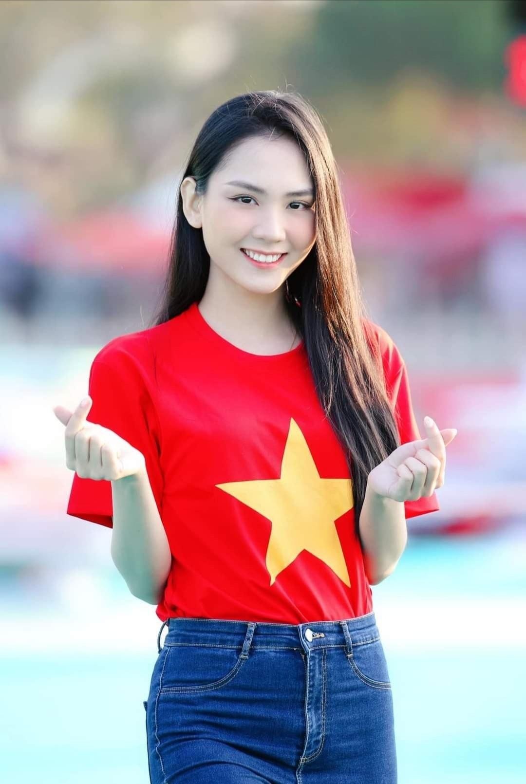 Đỗ Thị Hà, Mai Phương xinh đẹp mặc áo cờ đỏ sao vàng mừng ngày Quốc khánh - Ảnh 3.