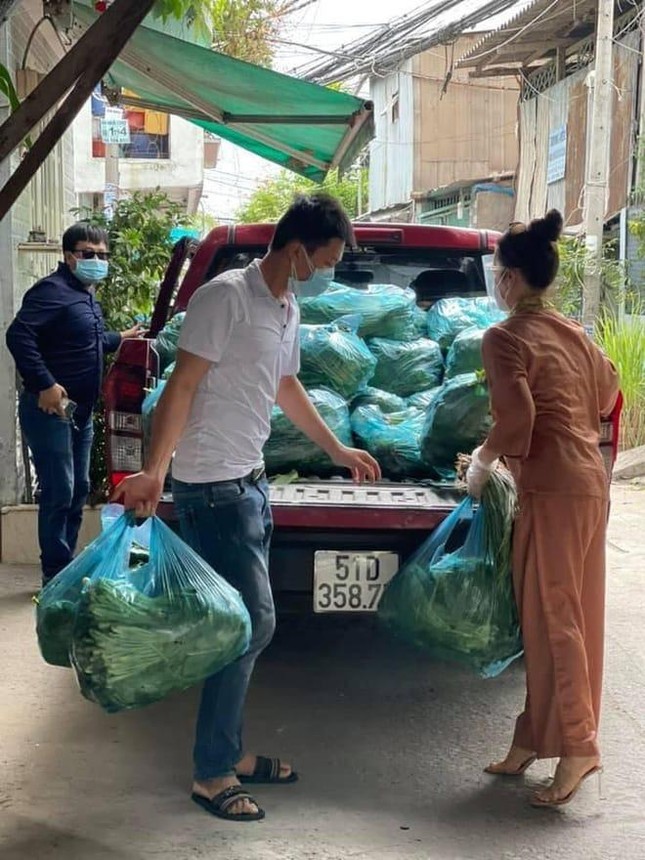 Không chỉ Hoa hậu Nông Thúy Hằng, nhiều người đẹp cũng gặp rắc rối về trang phục khi đi từ thiện - Ảnh 3.