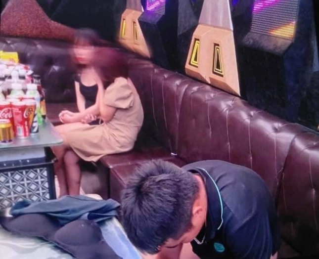 Cảnh sát bắt quả tang hai cặp mua bán dâm ngay tại phòng hát karaoke - Ảnh 1.