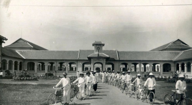 Ng&ocirc;i trường cấp 3 được mệnh danh l&agrave; lu&ocirc;n hạnh ph&uacute;c: Kiến tr&uacute;c cổ gần 100 năm đầy l&atilde;ng mạn, nhiều nghệ sĩ nổi tiếng từng theo học - Ảnh 1.