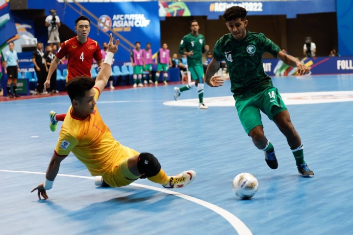 Defeating Saudi Arabia, the Vietnamese team defends the top of the Asian futsal table - Photo 2. Defeating Saudi Arabia, the Vietnamese team defends the top of the Asian futsal table - Photo 2.