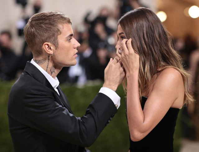 Vợ Justin Bieber bị tấn công bởi fan của Selena Gomez - Ảnh 2.