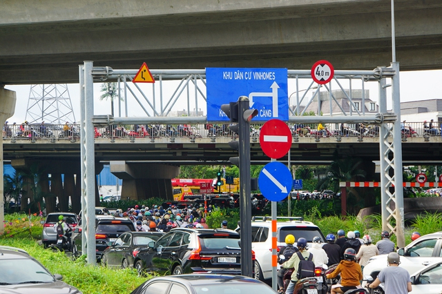 Kẹt xe khắp ngả đường ở TP.HCM trong ngày đầu cấm lưu thông trên cầu vượt Nguyễn Hữu Cảnh - Ảnh 19.