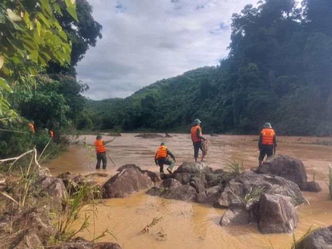 Một thanh niên bị nước lũ cuốn trôi khi vượt qua sông Bung - Ảnh 1.