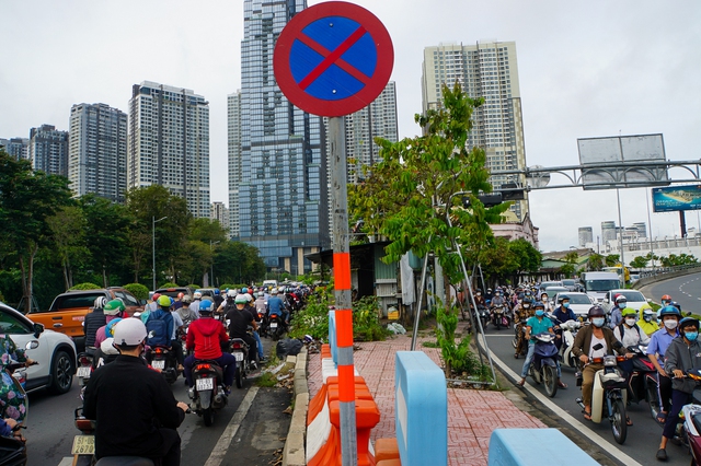 Kẹt xe khắp ngả đường ở TP.HCM trong ngày đầu cấm lưu thông trên cầu vượt Nguyễn Hữu Cảnh - Ảnh 10.