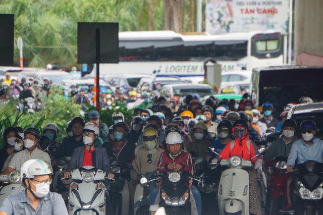 Kẹt xe khắp ngả đường ở TP.HCM trong ngày đầu cấm lưu thông trên cầu vượt Nguyễn Hữu Cảnh - Ảnh 6.