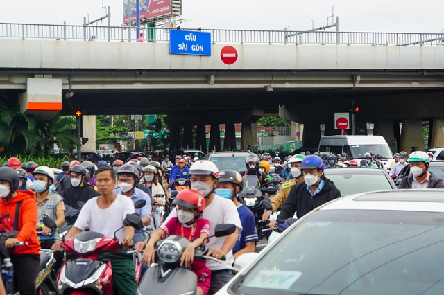 Kẹt xe khắp ngả đường ở TP.HCM trong ngày đầu cấm lưu thông trên cầu vượt Nguyễn Hữu Cảnh - Ảnh 4.