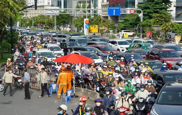 Kẹt xe khắp ngả đường ở TP.HCM trong ngày đầu cấm lưu thông trên cầu vượt Nguyễn Hữu Cảnh - Ảnh 1.