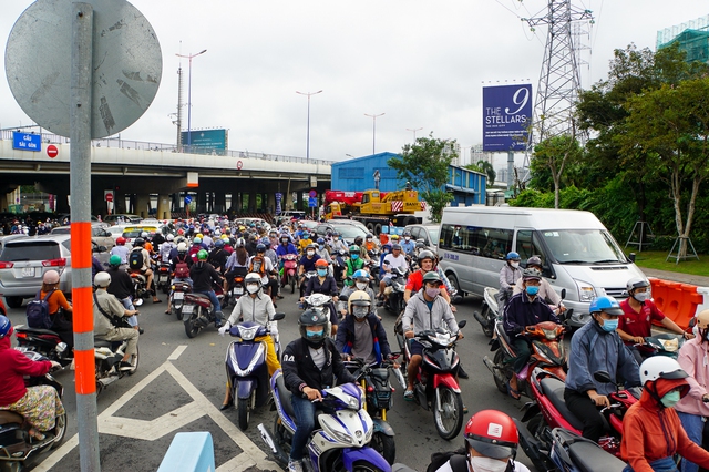 Kẹt xe khắp ngả đường ở TP.HCM trong ngày đầu cấm lưu thông trên cầu vượt Nguyễn Hữu Cảnh - Ảnh 18.