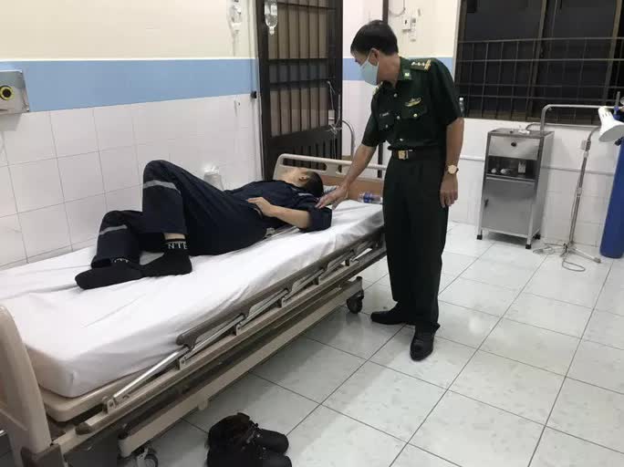 The first image of 9 Chinese crew members being treated in Con Dao - Photo 3. The first image of 9 Chinese crew members being treated in Con Dao - Photo 3.