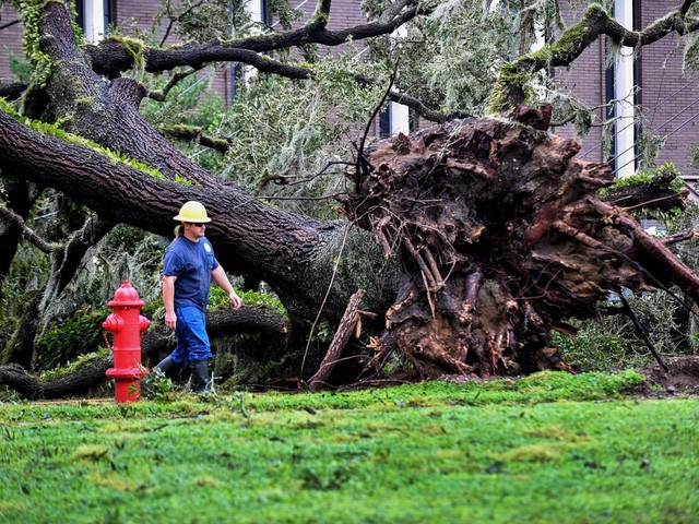 Bão Ian tại Mỹ: Nhiều người bị mắc kẹt, mạng lưới điện bị sập và thiệt hại trên diện rộng ở Florida - Ảnh 4.