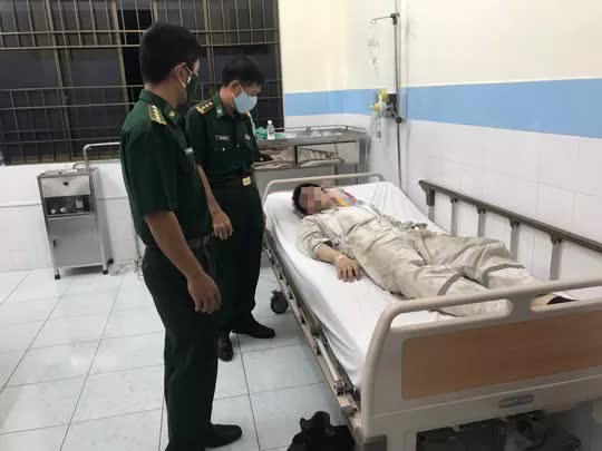 The first image of 9 Chinese crew members being treated in Con Dao - Photo 2.