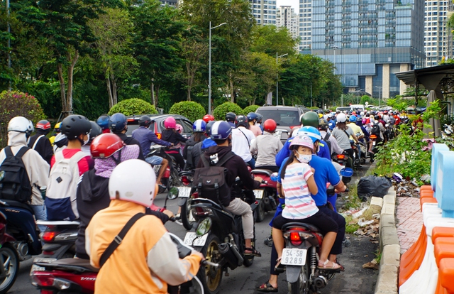 Kẹt xe khắp ngả đường ở TP.HCM trong ngày đầu cấm lưu thông trên cầu vượt Nguyễn Hữu Cảnh - Ảnh 16.