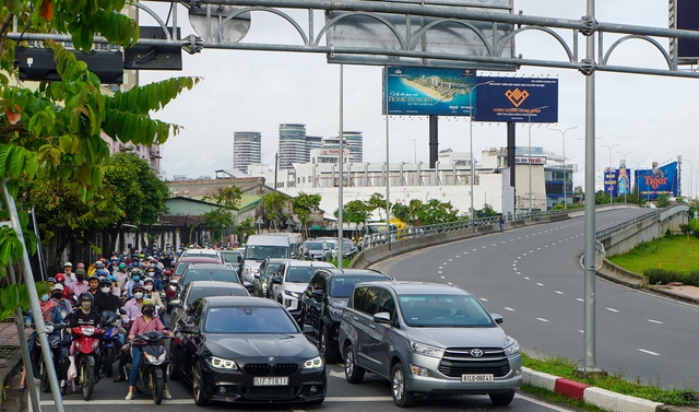 Kẹt xe khắp ngả đường ở TP.HCM trong ngày đầu cấm lưu thông trên cầu vượt Nguyễn Hữu Cảnh - Ảnh 14.