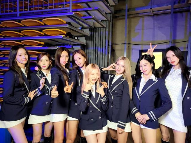 SNSD tổ chức họp fan: Tưởng đâu lễ hội hoá trang màu hồng, tái hiện loạt sân khấu huyền thoại - Ảnh 4.