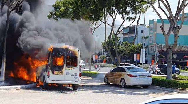 Continuous car fire in front of a wedding restaurant in Da Nang - Photo 1.