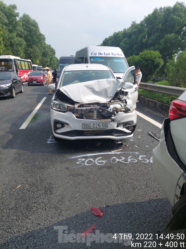 Hiện trường vụ 5 xe đâm liên hoàn trên cao tốc Ninh Bình – Cầu Giẽ - Ảnh 2.