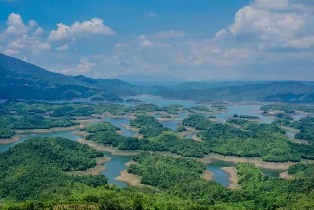 10 hồ nước đẹp nhất Việt Nam: C&oacute; nơi được gọi l&agrave; Vịnh Hạ Long của T&acirc;y Nguy&ecirc;n - Ảnh 1.