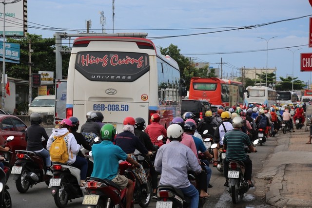 Ảnh: Người dân ùn ùn trở lại Hà Nội và TP.HCM sau kỳ nghỉ, tai nạn giao thông khiến cửa ngõ vào Thủ đô tắc dài - Ảnh 18.