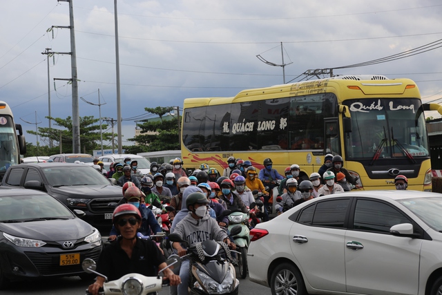 Ảnh: Người dân ùn ùn trở lại Hà Nội và TP.HCM sau kỳ nghỉ, tai nạn giao thông khiến cửa ngõ vào Thủ đô tắc dài - Ảnh 20.