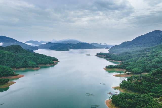 10 hồ nước đẹp nhất Việt Nam: C&oacute; nơi được gọi l&agrave; Vịnh Hạ Long của T&acirc;y Nguy&ecirc;n - Ảnh 3.