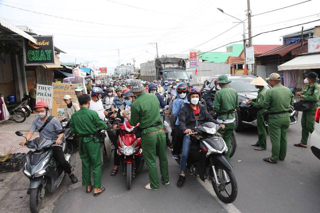 Ảnh: Người dân ùn ùn trở lại Hà Nội và TP.HCM sau kỳ nghỉ, tai nạn giao thông khiến cửa ngõ vào Thủ đô tắc dài - Ảnh 30.