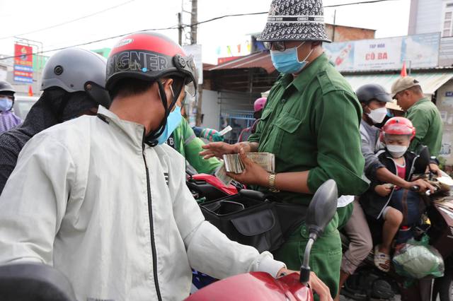 Ảnh: Người dân ùn ùn trở lại Hà Nội và TP.HCM sau kỳ nghỉ, tai nạn giao thông khiến cửa ngõ vào Thủ đô tắc dài - Ảnh 31.