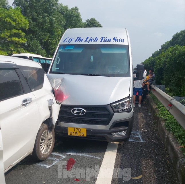 Hiện trường vụ 5 xe đâm liên hoàn trên cao tốc Ninh Bình – Cầu Giẽ - Ảnh 5.