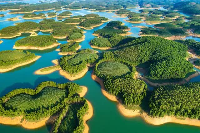 10 hồ nước đẹp nhất Việt Nam: C&oacute; nơi được gọi l&agrave; Vịnh Hạ Long của T&acirc;y Nguy&ecirc;n - Ảnh 7.