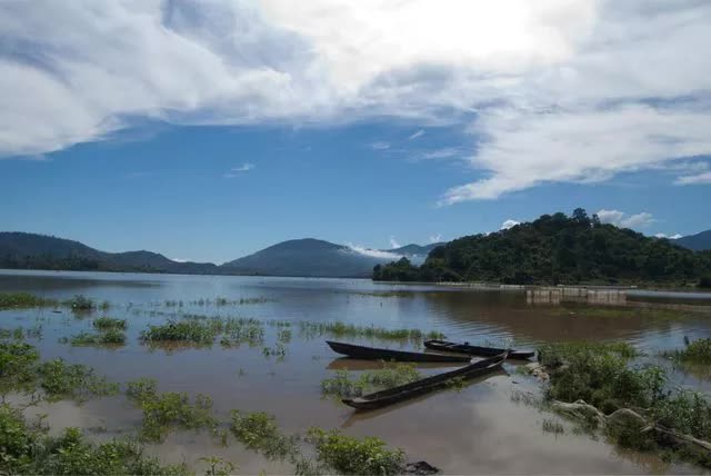 10 hồ nước đẹp nhất Việt Nam: C&oacute; nơi được gọi l&agrave; Vịnh Hạ Long của T&acirc;y Nguy&ecirc;n - Ảnh 8.