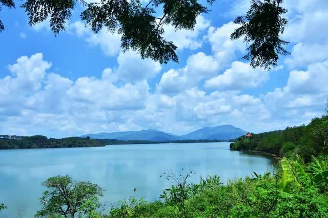 10 hồ nước đẹp nhất Việt Nam: C&oacute; nơi được gọi l&agrave; Vịnh Hạ Long của T&acirc;y Nguy&ecirc;n - Ảnh 10.
